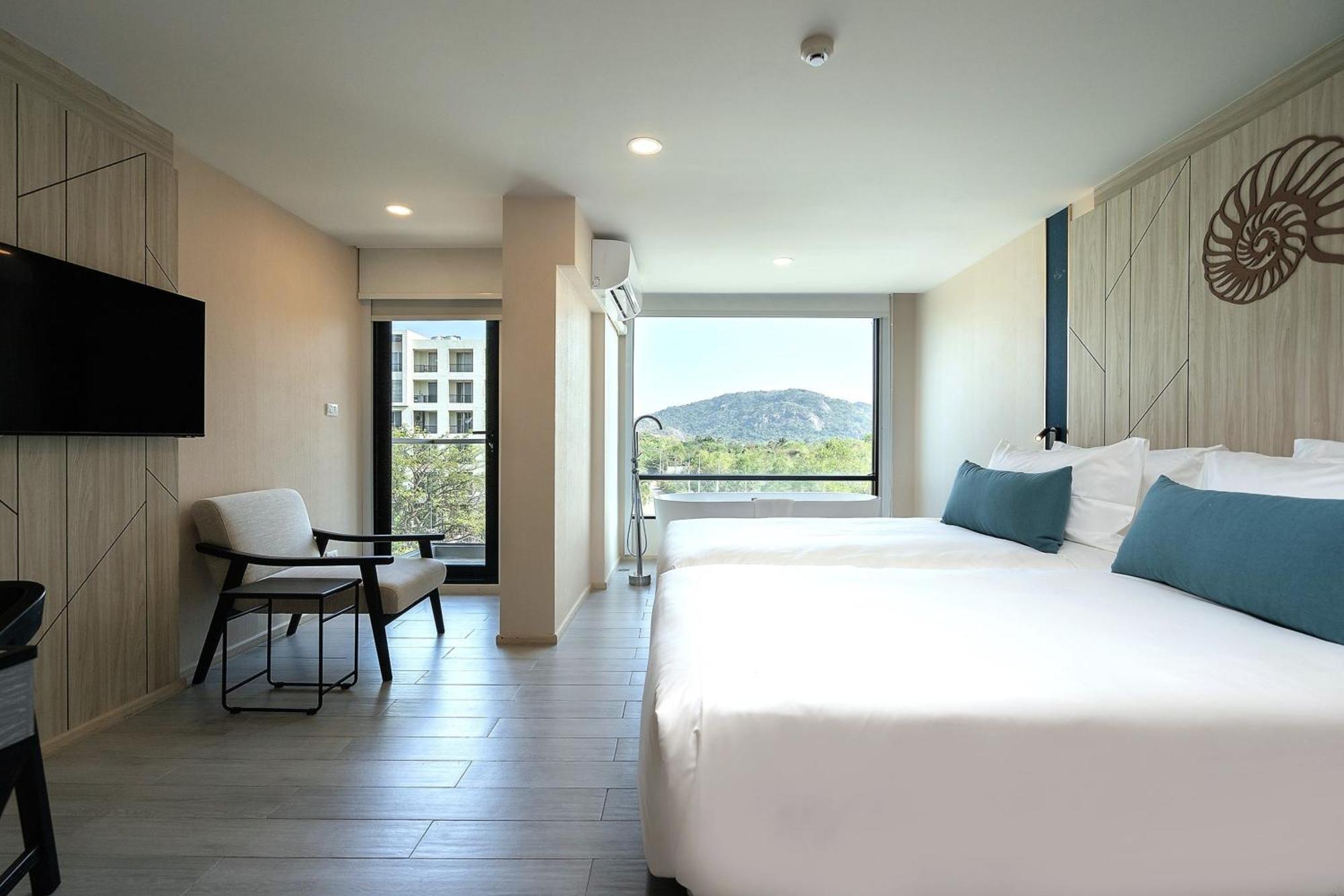 Western Carapace โรงแรม 4*